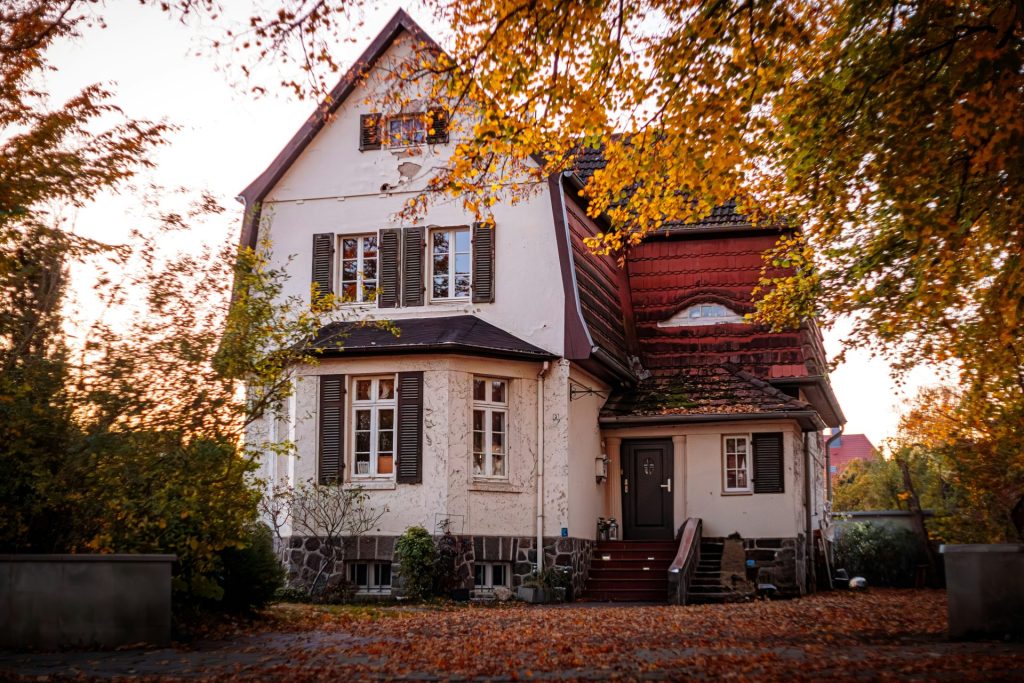 Ein großes weißes Haus mitten in einem Wald
